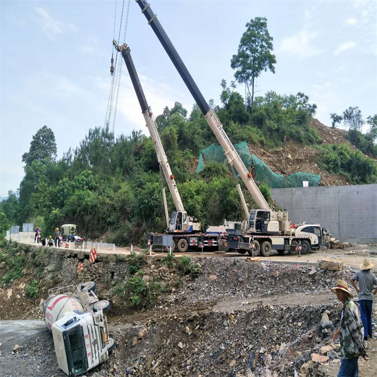 云溪汽车掉沟里叫吊车救援要多少钱